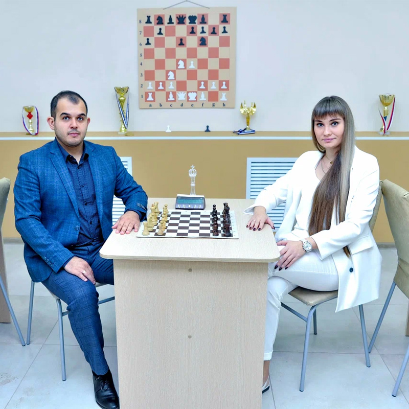 справа - руководитель шахматной студии 64 клетки Ника Сергеевна Тестова, слева - тренер шахматной студии 64 клетки Руслан Ринатович Ахметов